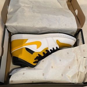 Air Jordan 1 MID brand new never worn box included